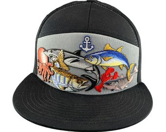 Gorra trucker de 7 paneles con parches de criaturas marinas y náuticas, corona alta, cierre ajustable y cierre a presión.