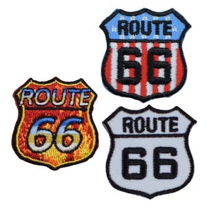 以下が含まれることがあります： 3つのルート66パッチ、シールド型。1つのパッチは「ROUTE 66」の文字が入った赤、白、青のデザイン。別のパッチは「ROUTE 66」の文字が入った燃えるようなオレンジと黄色のデザイン。3つ目は黒い文字と縁取りのある白です。