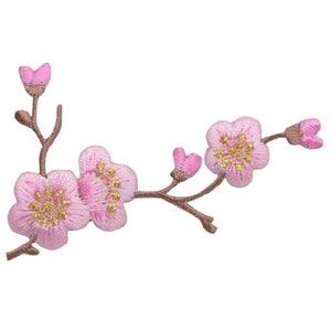 Könnte beinhalten: Rosa bestickte Blumenzweig mit goldenen Akzenten. Der Zweig hat fünf Blüten und zwei Knospen. Die Blüten sind rosa mit goldenen Zentren. Der Zweig ist braun.