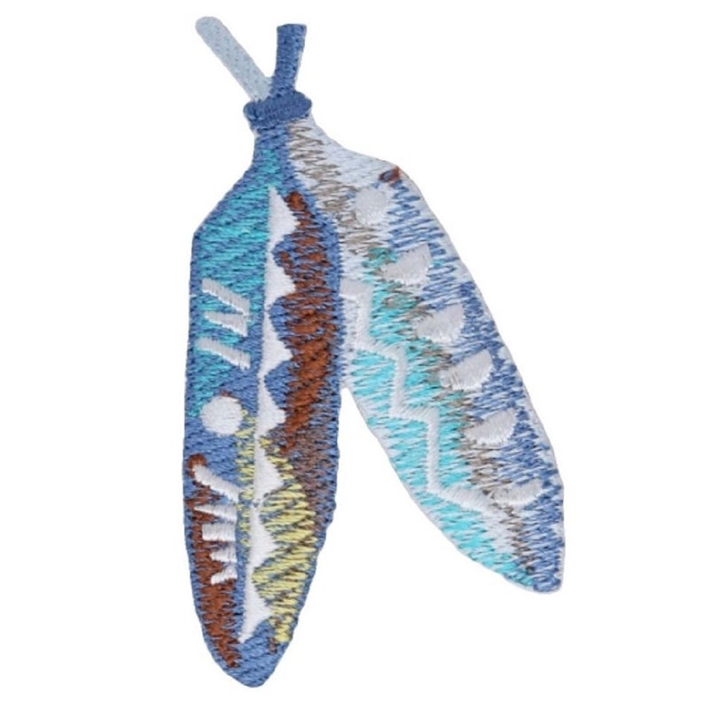 Puede incluir: Una pluma bordada azul y blanca con acentos marrones y amarillos. La pluma es un parche decorativo para ropa o manualidades.