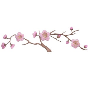 Peut inclure: Branche de cerisier en fleurs brodée de couleur rose avec des tiges brunes et des accents dorés. La branche a plusieurs fleurs et boutons.