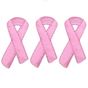 Könnte beinhalten: Drei rosa Schleifen-Patches, jeweils mit Satin-Finish und gesticktem Design. Die Schleifen sind ein Symbol für das Bewusstsein für Brustkrebs.