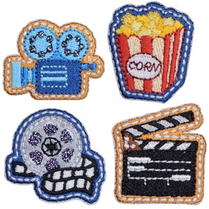 以下が含まれることがあります： 映画をテーマにした4つの刺繍アイロン接着パッチ。パッチは青、赤、黄、白、黒、グレーです。パッチには、フィルムリール、映画カメラ、クラッパーボード、ポップコーンの箱が描かれています。