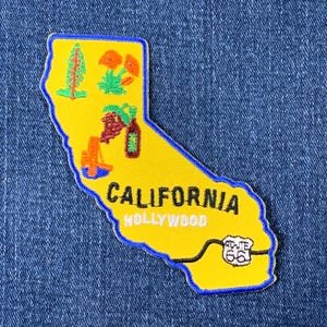以下が含まれることがあります： カリフォルニア州の形をした黄色い刺繍パッチで、「CALIFORNIA HOLLYWOOD」とルート66の標識が書かれています。パッチには、セコイアの木、ポピーの花、ワインのボトル、ブドウの木、ゴールデンゲートブリッジなど、カリフォルニアを表すさまざまなアイコンが描かれています。