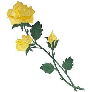 Könnte beinhalten: Gelbe gestickte Rose mit grünen Blättern und Stiel. Die Rose hat drei Blüten, eine vollständig geöffnet und zwei Knospen.
