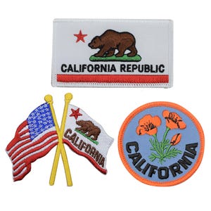 Peut inclure: Trois écussons brodés représentant les symboles de l'État de Californie. Un écusson rectangulaire affiche le drapeau de la République de Californie avec un ours et du texte. Un autre montre des drapeaux croisés des États-Unis et de la Californie. Le troisième est un écusson rond avec des coquelicots de Californie.