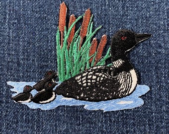 ダイバーズ・ルーン アップリケ パッチ - 刺繍入りアヒルとひよこのガマのバッジ 3.25インチ (アイロン接着)