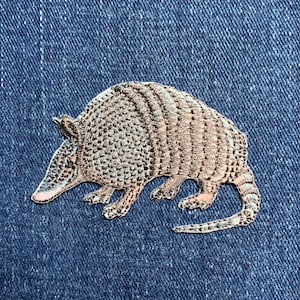 Gürteltier Applikation Patch - Gesticktes Tier Abzeichen 6,5 cm (aufbügeln)