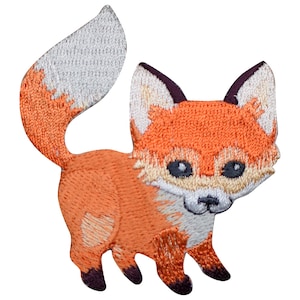 Peut inclure: Un patch brodé à repasser représentant un adorable renard orange avec une queue à bout blanc. Le renard est debout, la tête inclinée sur le côté et les yeux fermés.
