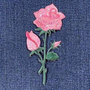 ピンクのバラのアップリケパッチ - 刺繍入りフラワーバッジ 4.75インチ (アイロン接着)