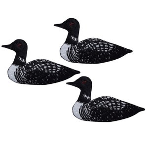 Peut inclure: Trois patchs brodés de huards noirs et blancs. Les huards sont en position de nage avec la tête tournée sur le côté. Les patchs sont parfaits pour ajouter une touche de nature à vos vêtements ou à vos travaux manuels.