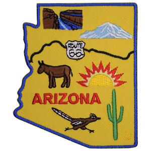 Puede incluir: Un parche bordado amarillo con forma del estado de Arizona. Presenta un burro, un cactus, una salida del sol, un correcaminos y una monta&ntilde;a. El texto "ROUTE 66" y "ARIZONA" tambi&eacute;n est&aacute;n bordados en el parche.