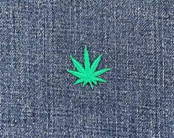 Parche con aplique de hoja de marihuana - Mini insignia bordada de cannabis/marihuana de 2.5 cm (para planchar)