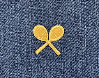 Parche con aplique de raquetas de tenis cruzadas - Insignia bordada dorada de equipo deportivo de 3,8 cm (para planchar)
