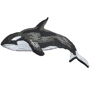 以下が含まれることがあります： 黒と白の刺繍パッチ。サカサマのクジラ、またはシャチが泳いでいます。シャチは左を向いており、腹部に白い斑点があります。