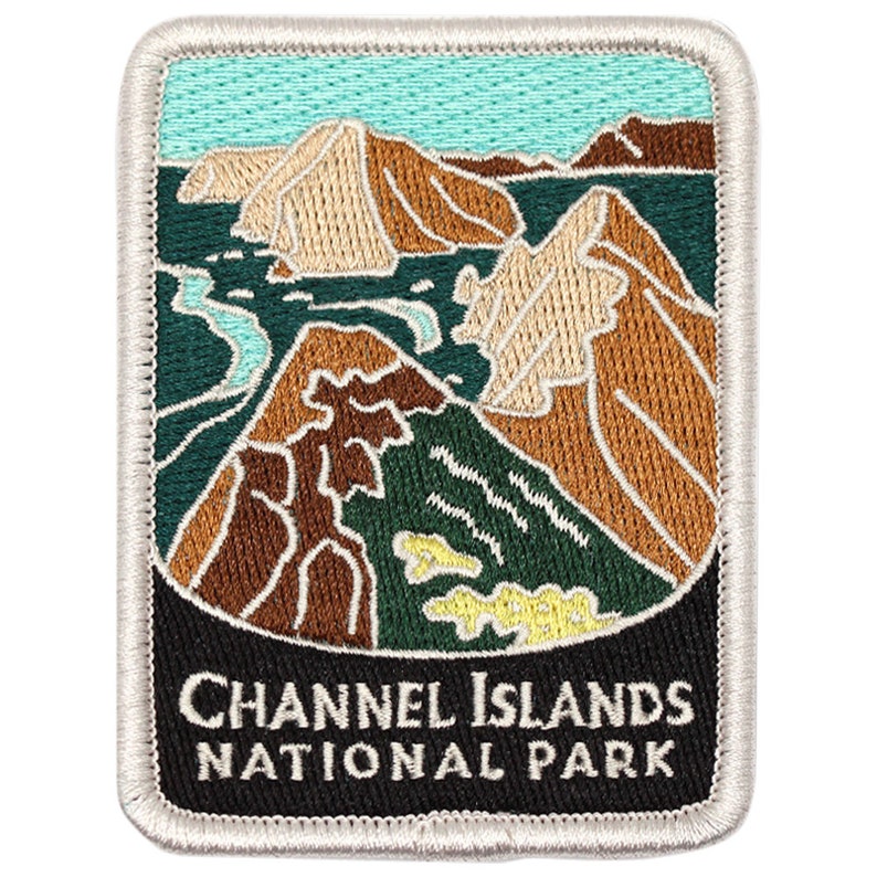 Puede incluir: Parche bordado con un paisaje estilizado del Parque Nacional de las Islas Channel. El parche es negro con texto blanco que dice "Channel Islands National Park". El paisaje es una mezcla de colores marrones, verdes y azules.