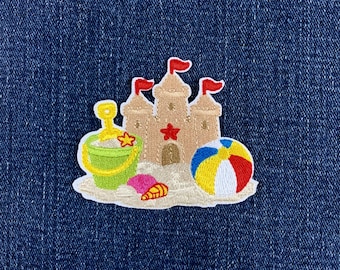 Applikationsaufnäher „Sandburg“ – Gesticktes Strandspielzeug- und Ballabzeichen, 7,6 cm (zum Aufbügeln)