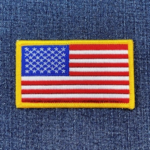 以下が含まれることがあります： アメリカ国旗をあしらった刺繍パッチ。パッチは、白い星が付いた青いフィールド、赤と白のストライプ、黄色の縁取りがあります。長方形のパッチは、布に縫い付けたり、アイロンをかけたりするように設計されています。