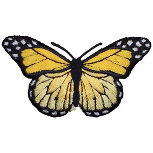 Op de afbeelding: Gele vlinder geborduurde patch met zwarte en witte accenten. De vlinder heeft een zwart lichaam en gele vleugels met witte stippen rond de randen.