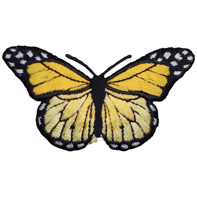 Op de afbeelding: Gele vlinder geborduurde patch met zwarte en witte accenten. De vlinder heeft een zwart lichaam en gele vleugels met witte stippen rond de randen.