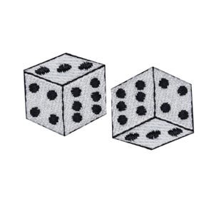 Peut inclure: Deux dés blancs avec des points noirs, représentés dans un style brodé. Chaque dé est illustré dans une perspective isométrique, montrant trois faces avec un nombre variable de points circulaires noirs disposés en motifs standards.