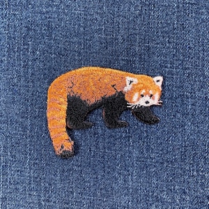 レッサーパンダのアップリケパッチ - 刺繍入りレッサーパンダの動物バッジ 2-5/8インチ (アイロン接着)