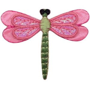 Könnte beinhalten: Gestickter Libellen-Aufnäher mit rosa Flügeln und einem grünen Körper. Die Flügel haben ein mehrschichtiges Design mit einem glitzernden, irisierenden Effekt. Der Körper der Libelle ist segmentiert und die Augen sind schwarz.