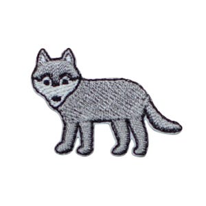 Könnte beinhalten: Gestickter Aufnäher mit einem grauen Wolf in stehender Pose. Der Wolf hat ein weißes Gesicht und eine weiße Brust mit schwarzen Akzenten an Augen und Nase. Der Aufnäher ist aufwendig gestickt und wirkt dadurch strukturiert.