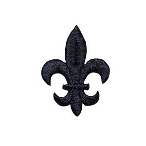 以下が含まれることがあります： フルール・ド・リスの形をした黒い刺繍ワッペン。中央の垂直な花びらと、その両脇の湾曲した花びら、そして下部の小さな花びらで構成されており、それらが質感のある糸で仕上げられた水平の帯で繋がっているデザインです。