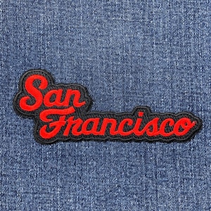 サンフランシスコ パッチ - 刺繍入り カリフォルニア 赤＆黒 スクリプト バッジ 4-5/8インチ (アイロン接着)