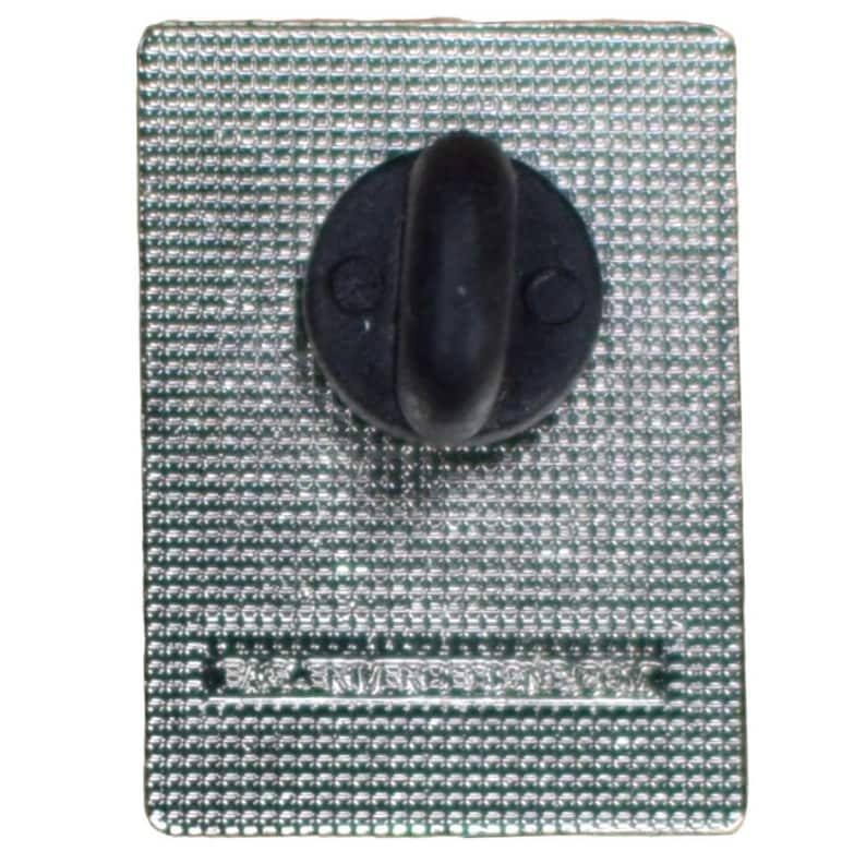 Puede incluir: La parte posterior de un pin plateado con un dise&ntilde;o de mariposa negra. El pin tiene un cierre de seguridad en la parte posterior.