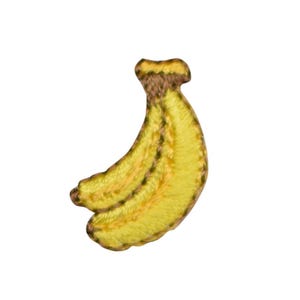 Könnte beinhalten: Gestickter Bananenaufnäher mit drei Bananen. Die Bananen sind gelb mit braunen Akzenten und einem braunen Stiel. Der Aufnäher ist wahrscheinlich für Kleidung oder Accessoires gedacht.