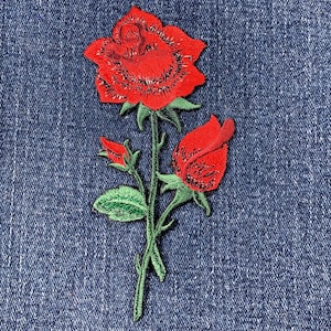 赤いバラのアップリケパッチ - 刺繍入りフラワーバッジ 4.75インチ (アイロン接着)
