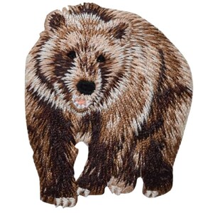 Könnte beinhalten: Gestickter brauner Bären-Patch mit realistischem Design. Der Bär steht auf allen Vieren und hat ein braunes und weißes Fellmuster.