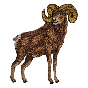 Könnte beinhalten: Ein gestickter Aufnäher, der ein Dickhornschaf im Profil zeigt. Der Widder hat strukturiertes braunes Fell, einen weißen Fleck am Hinterteil und große, geschwungene, goldgelbe Hörner. Das Motiv ist durchgehend mit detaillierten Stichen gearbeitet.
