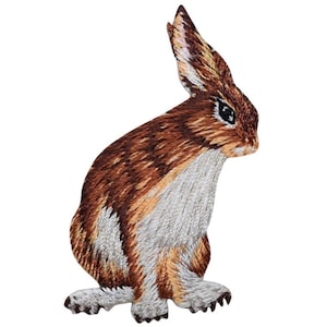 Peut inclure: Patch brodé thermocollant représentant un lapin brun assis, les oreilles dressées. Le lapin a le ventre blanc et le pelage brun.