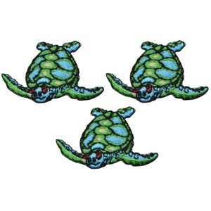 Könnte beinhalten: Drei gestickte Bügelbilder von grünen und blauen Meeresschildkröten. Die Schildkröten haben rote Augen und schwimmen.