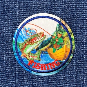フライフィッシングパッチ - 昇華＆刺繍トラウトバッジ 2.25インチ（アイロンまたは縫い付け）