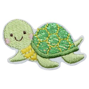 Könnte beinhalten: Ein gestickter Bügelaufkleber mit einer lächelnden grünen Schildkröte mit grünem Panzer.