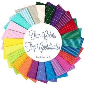 Puede incluir: Una disposición circular de cuadrados de tela coloridos con varios patrones, incluyendo lunares y rayas. Las telas son en tonos de turquesa, rosa, amarillo, naranja, morado y rojo. El texto "True Colors Tiny Coordinates" está en el centro.
