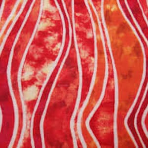 Może przedstawiać: Abstrakcyjny materiał z wzorem falistych pasków w kolorze czerwonym, pomarańczowym i białym. Materiał ma efekt tie-dye.