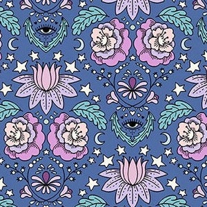 以下が含まれることがあります： 青い背景にピンク、パープル、グリーンの花、星、月、目が描かれたシームレスなパターン。生地、壁紙、包装紙に最適です。