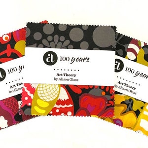 Puede incluir: Tres cuadrados de tela con fondo negro y patrones coloridos. Los cuadrados están etiquetados "100 años Art Theory by Alison Glass".