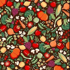 Puede incluir: Un patrón colorido de varias verduras sobre un fondo marrón oscuro. El diseño incluye tomates, zanahorias, brócoli, maíz, cebollas, champiñones y otros productos. La ilustración tiene un estilo dibujado a mano, con un enfoque en alimentos frescos y saludables.