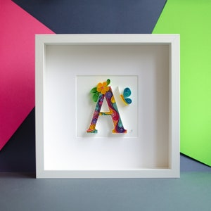 Letra A con una mariposa - Arte de papel de pared Quilling / Enmarcado / Monograma / Personalizado / Arte de pared Quilling / Regalo de cumpleaños