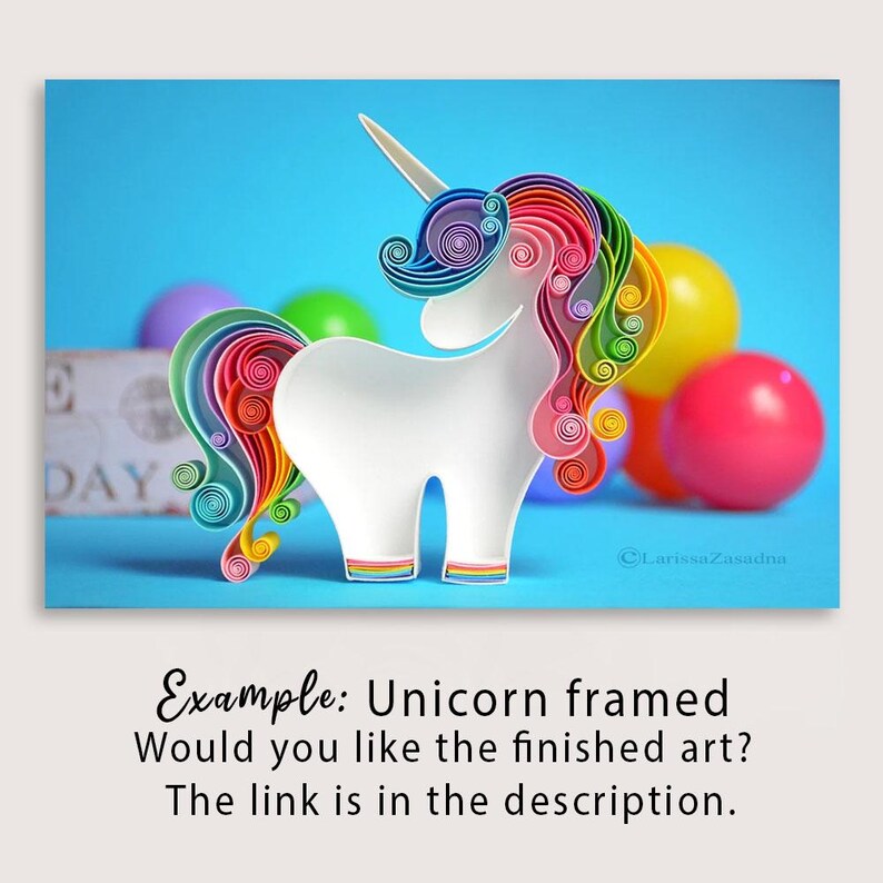 K&ouml;nnte beinhalten: Eine wei&szlig;e Einhornfigur aus Papier-Quilling mit einer bunten Regenbogenm&auml;hne und einem Schweif aus eng gewickelten Papierstreifen. Das Einhorn hat ein einzelnes Horn und steht vor einem hellblauen Hintergrund mit unscharfen Kugeln.