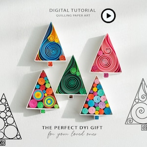 Può includere: Cinque opere d'arte in carta quilling triangolari a forma di alberi di Natale. I disegni presentano strisce di carta arrotolate colorate in blu, giallo, rosa, verde, arancione e viola. Testo: DIGITAL TUTORIAL QUILLING PAPER ART e THE PERFECT DYI GIFT for your loved ones.
