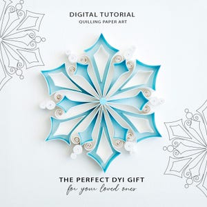 Op de afbeelding: Een handgemaakte papieren quilling sneeuwvlok in blauw en wit, met de tekst "DIGITAL TUTORIAL QUILLING PAPER ART" en "THE PERFECT DIY GIFT for your loved ones". De sneeuwvlok staat op een witte achtergrond.