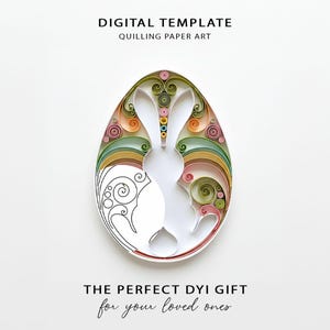 Può includere: Un modello digitale di arte quilling a forma di uovo con una silhouette di coniglio. L'uovo è decorato con strisce di carta colorate nelle tonalità di rosa, verde, giallo e bianco. I testi "DIGITAL TEMPLATE" e "THE PERFECT DIY GIFT" sono visibili.
