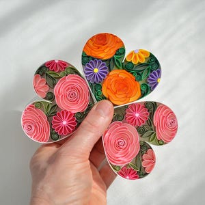 Corazón con rosas y flores / Arte de papel quilling / Regalo para el 1er aniversario de papel o boda / Regalo de cumpleaños